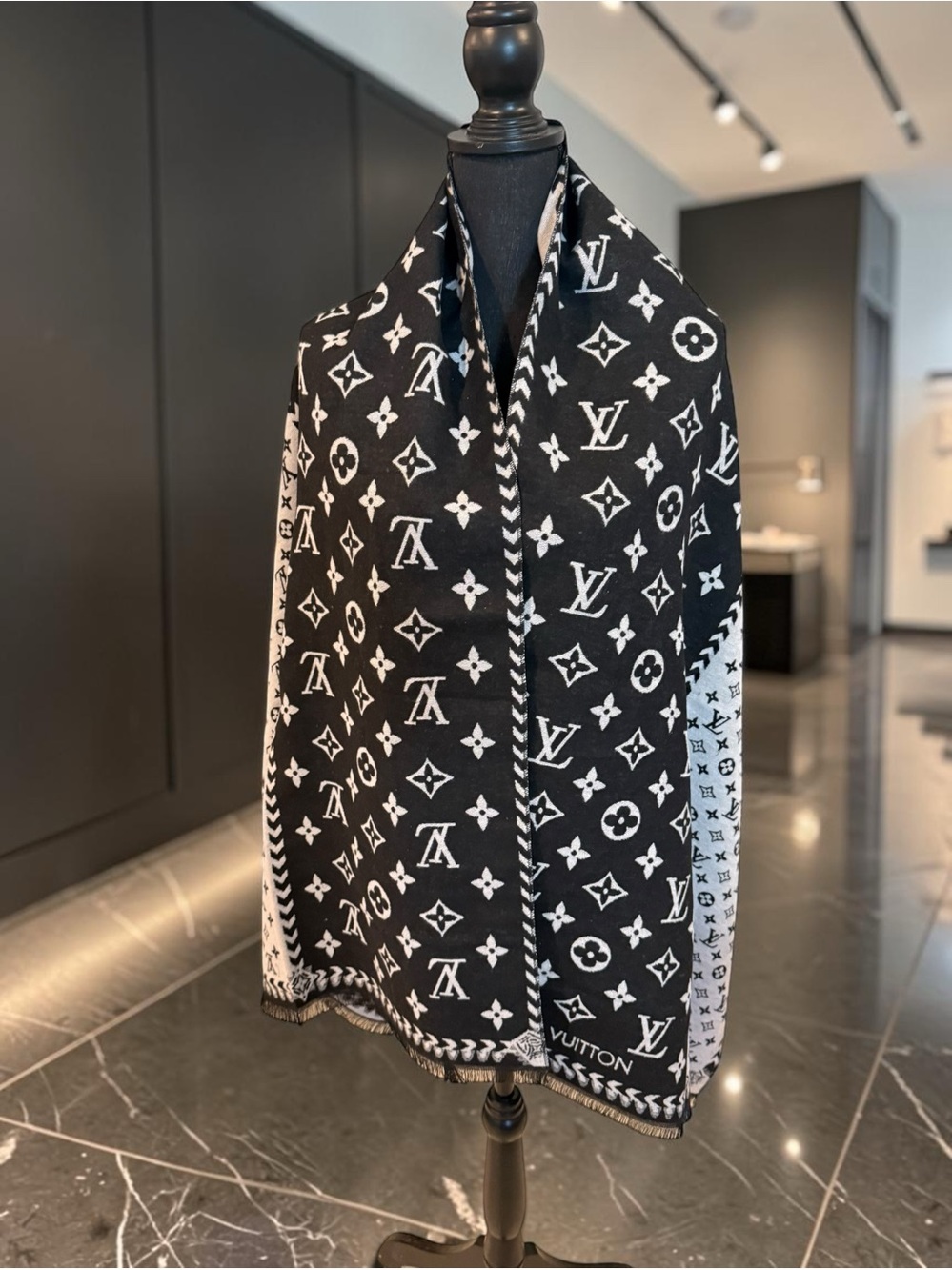 NWOT Source Unknown Black & Gray Logo Wrap